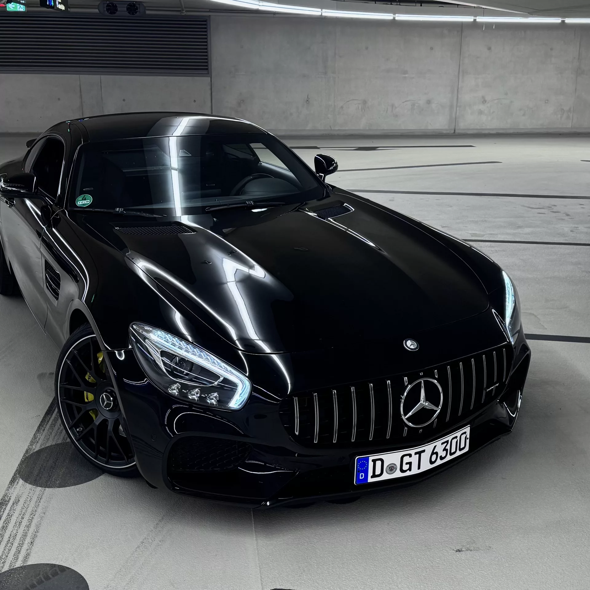 Mercedes AMG GT in Schwarz mieten - Frontansicht
