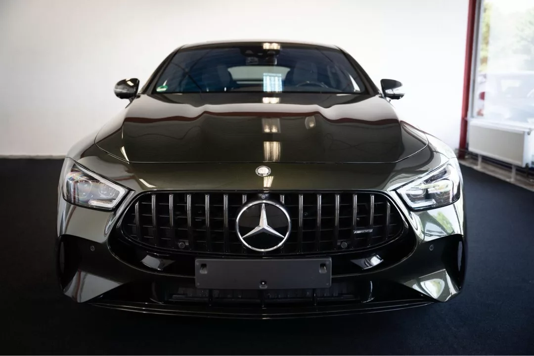 Mercedes Benz GT63S AMG FACELIFT in Dunkelgrün - Frontansicht mieten