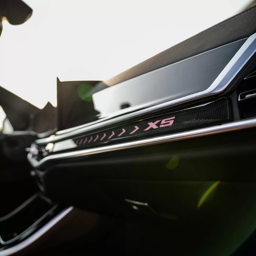 BMW X5 Innenraum in Schwarz mit sportlichem Detail mieten.