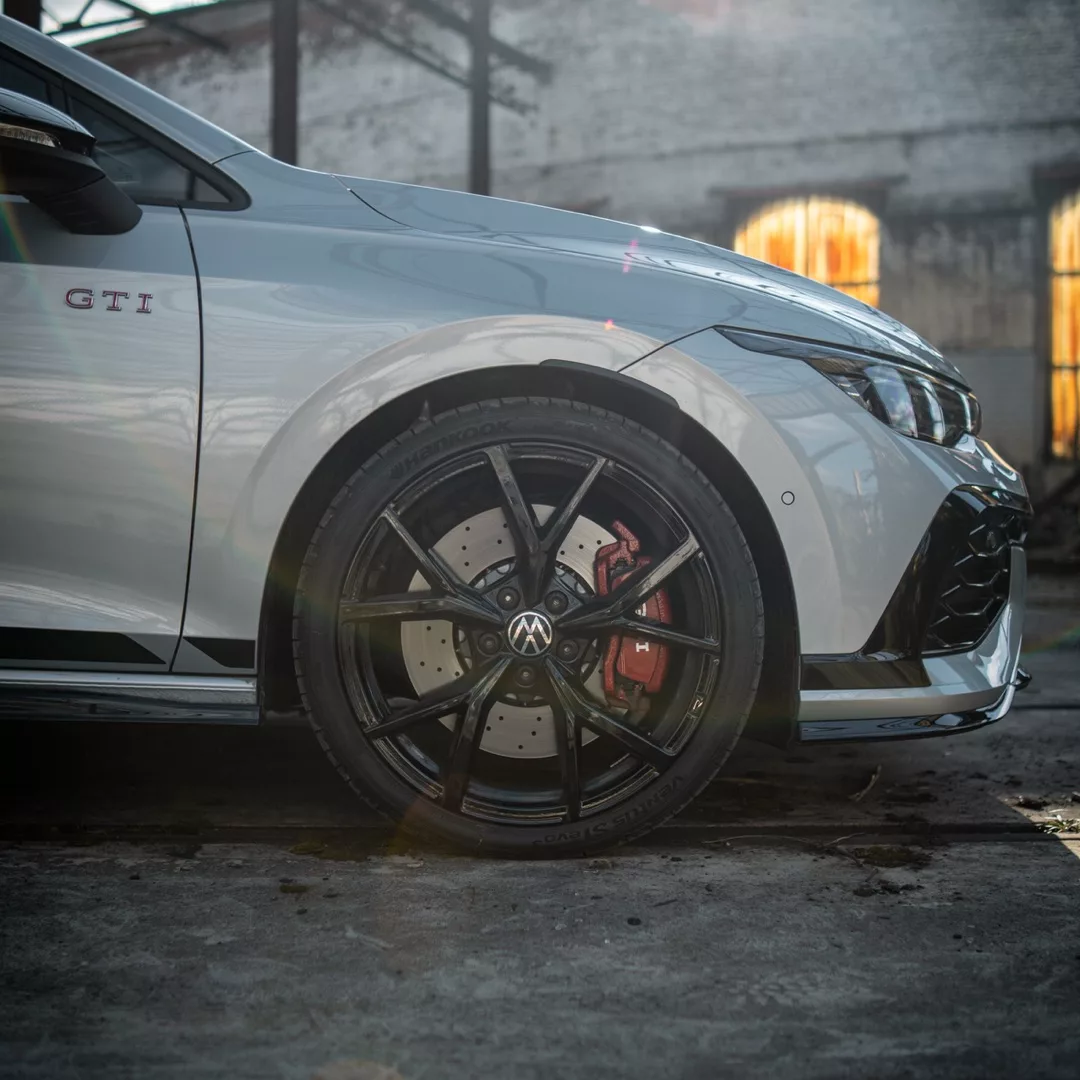 Golf 8 GTI CS in Weiß mieten - seitliche Nahansicht