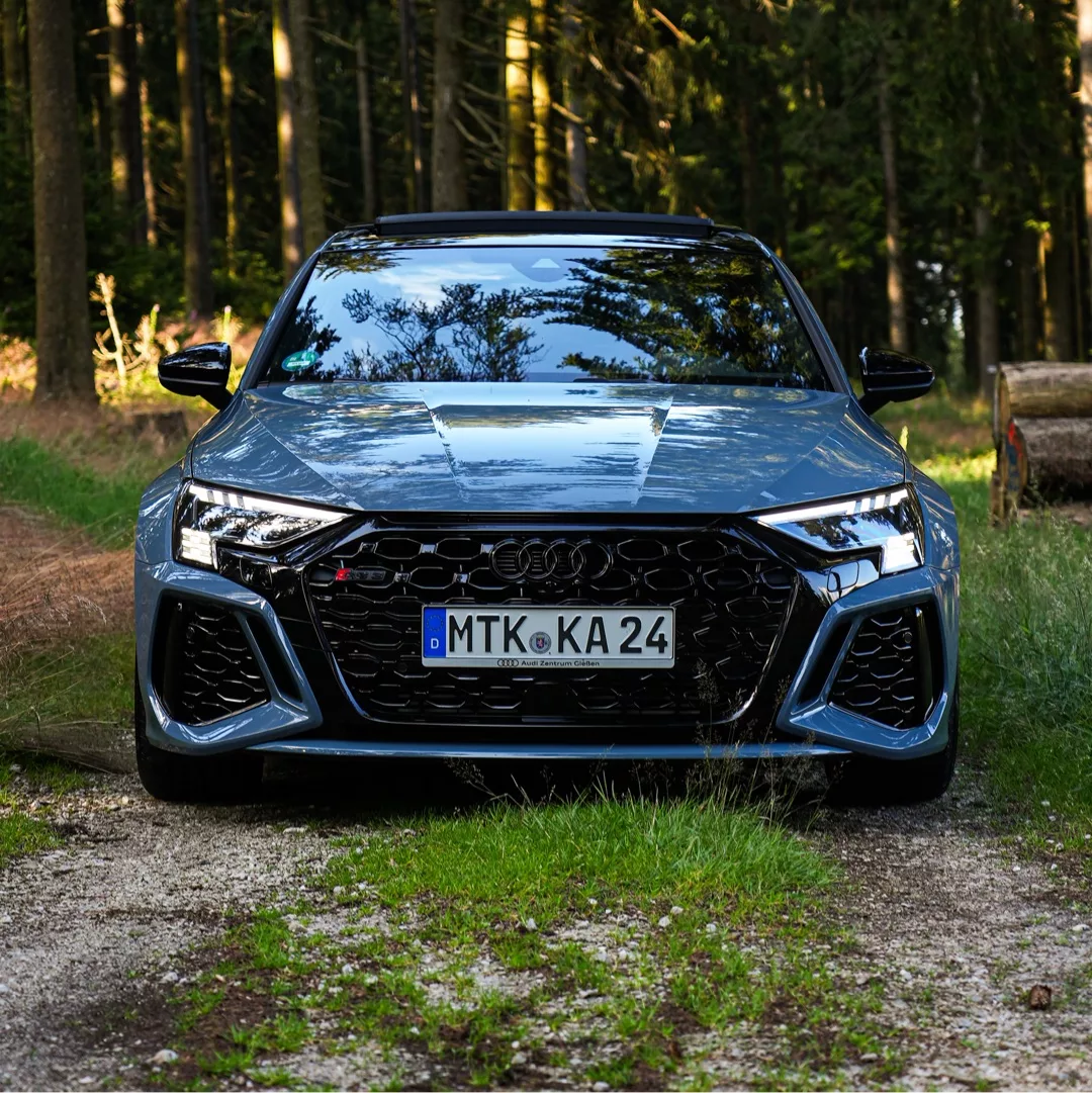 Audi RS3 in Grau mieten - Frontansicht im Wald.