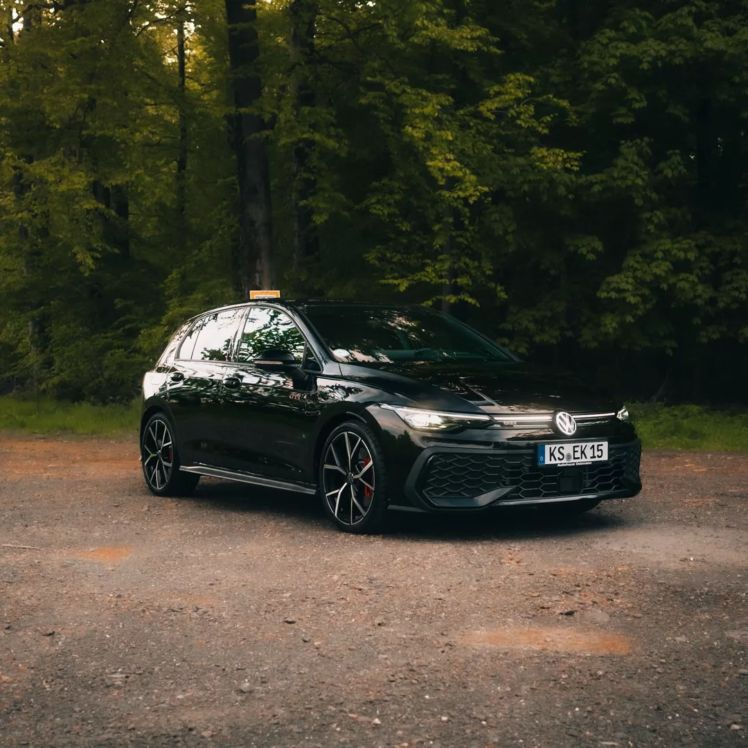 Golf 8 GTI FACELIFT in Schwarz auf Waldstraße mieten.
