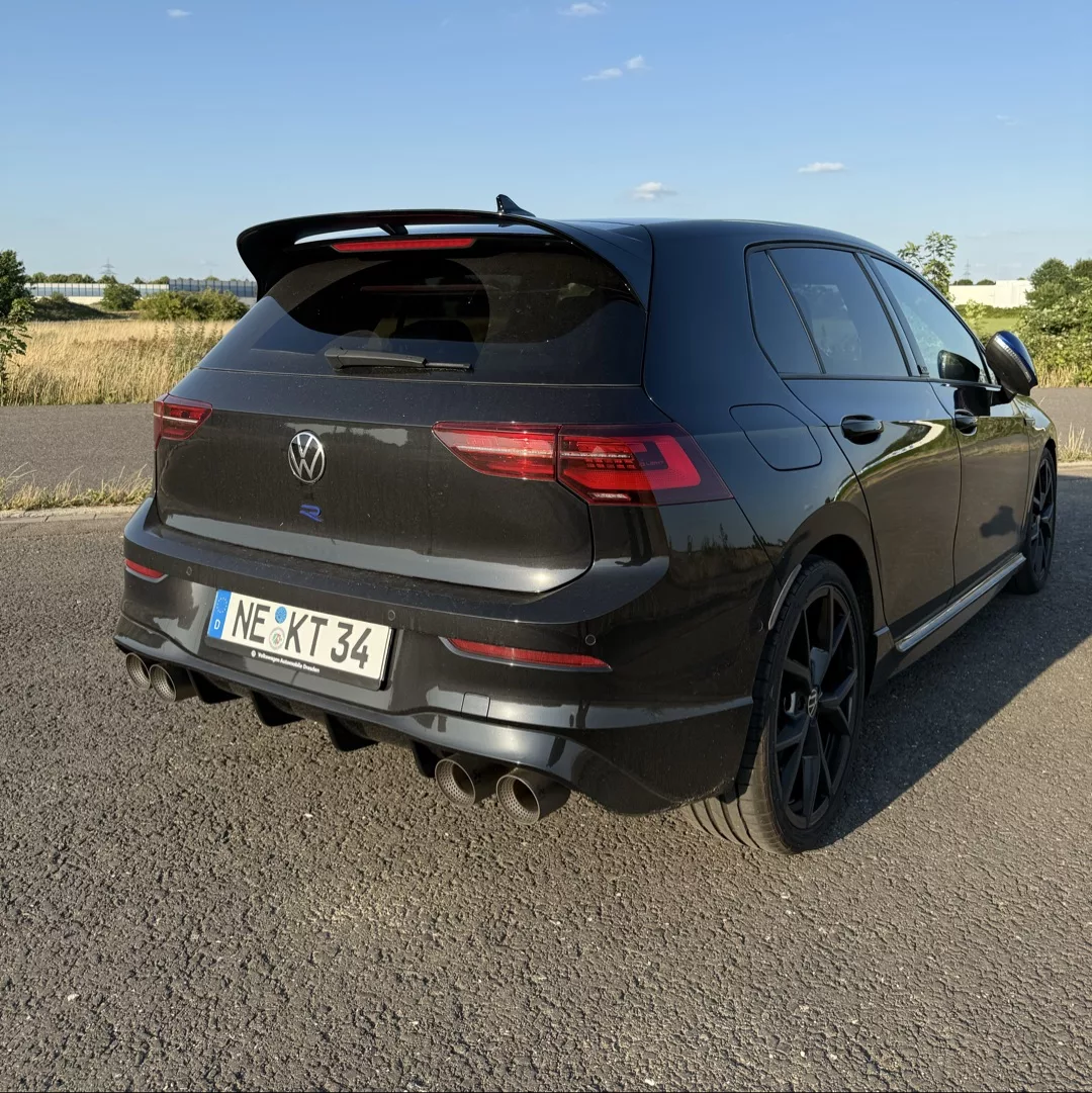 GOLF 8 R PERFORMANCE 20Y EDITION in Schwarz von hinten mieten
