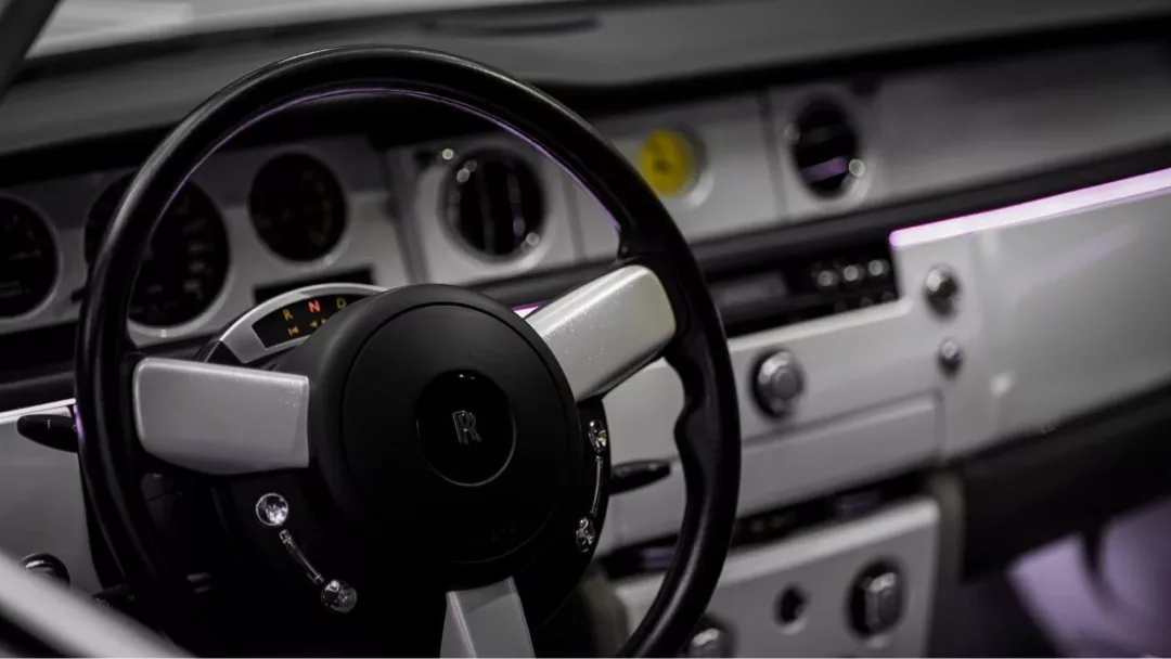 Rolls Royce Phantom Coupé Innenraum mit Lenkrad mieten
