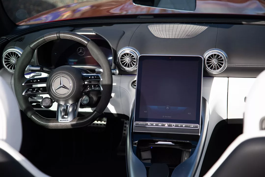 Mercedes SL 63 AMG Innenraum mit modernem Cockpit mieten