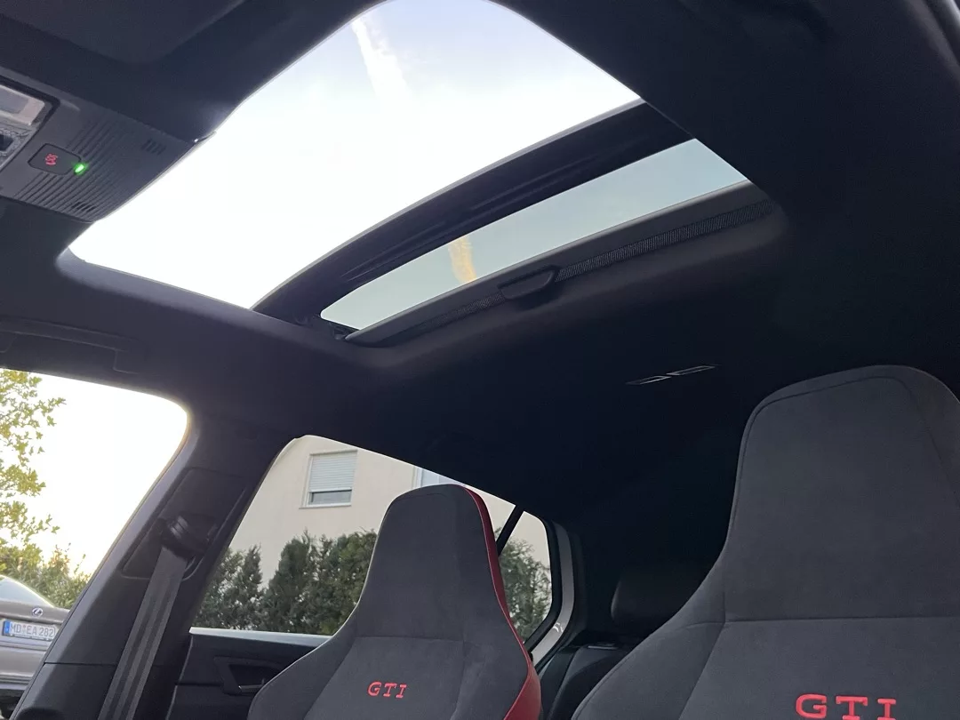 Volkswagen Golf GTI Clubsport Innenraum mit Panoramadach mieten.