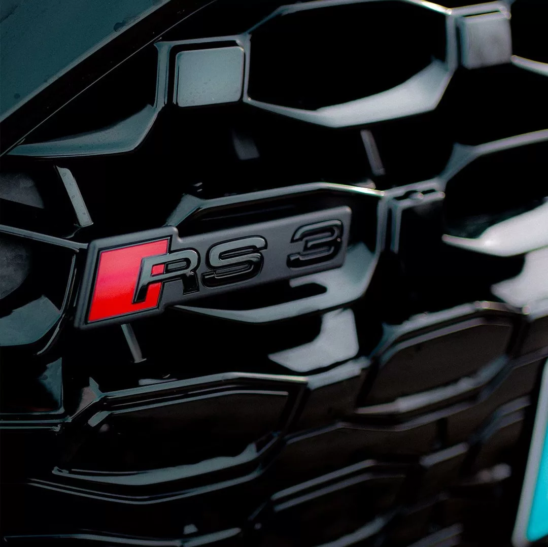 Audi RS3 Kühlergrill in Nahaufnahme mieten.