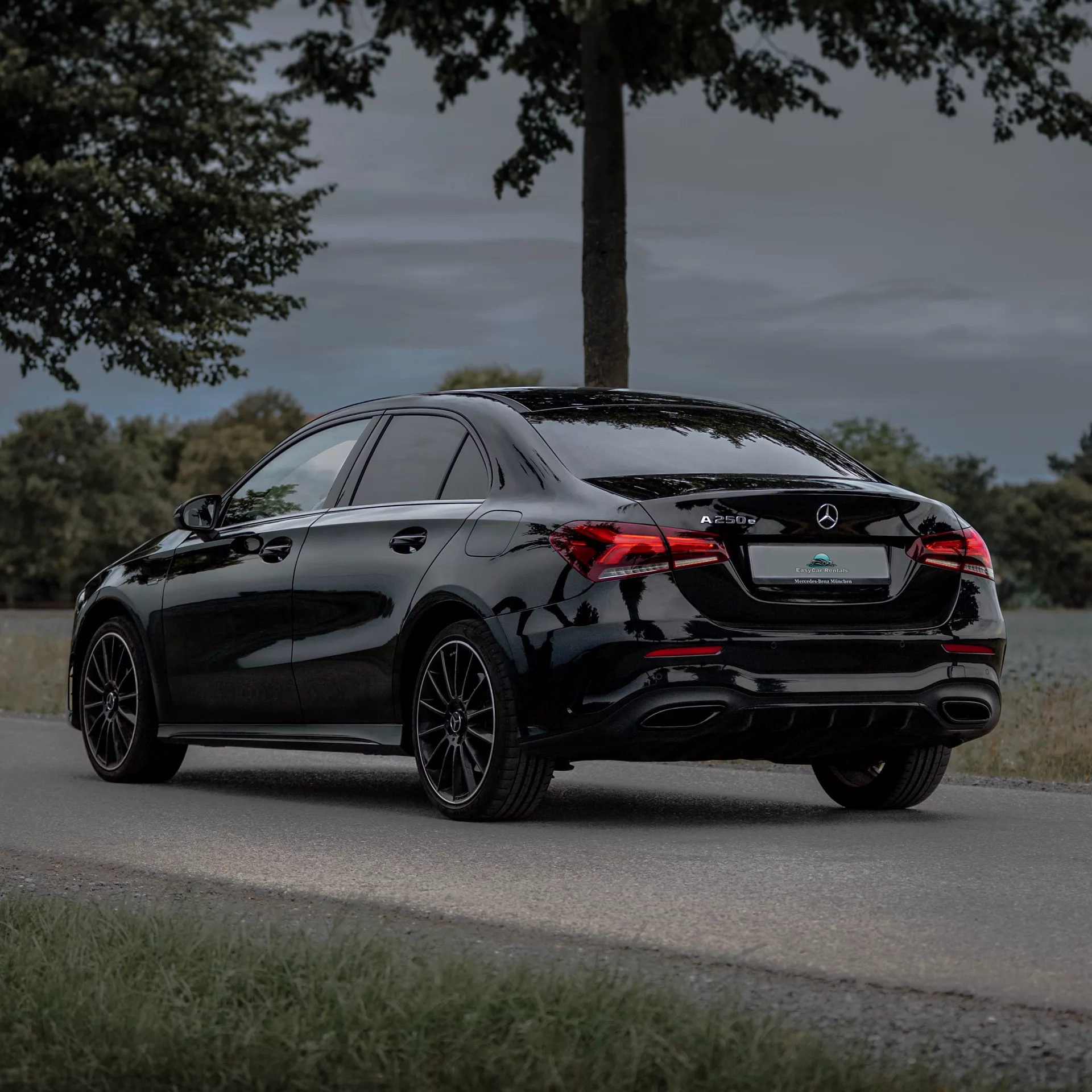 Mercedes-Benz A250e Edition in Schwarz von hinten mieten.
