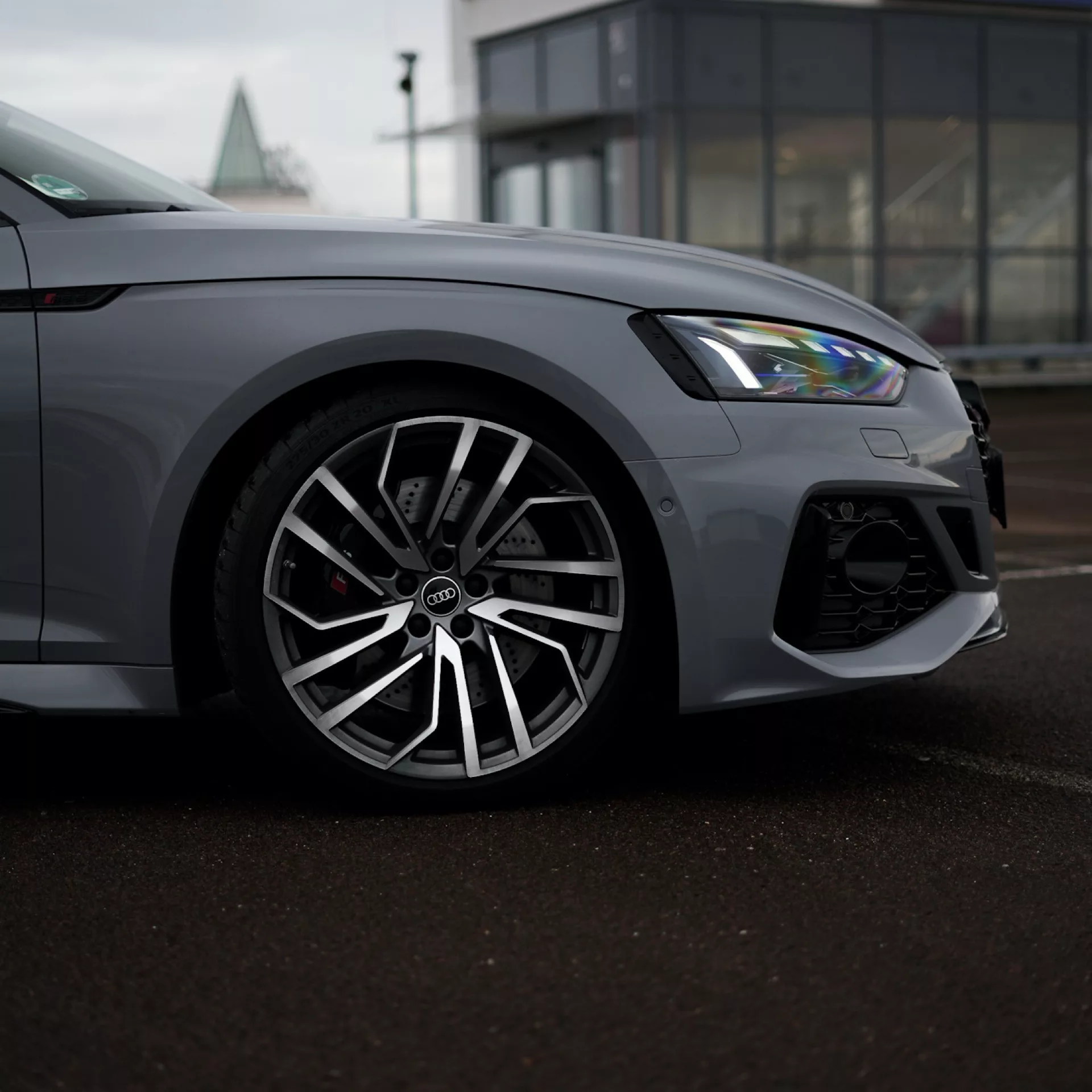 AUDI RS5 B8 Sportback in Grau, Nahaufnahme des Radbereichs mieten
