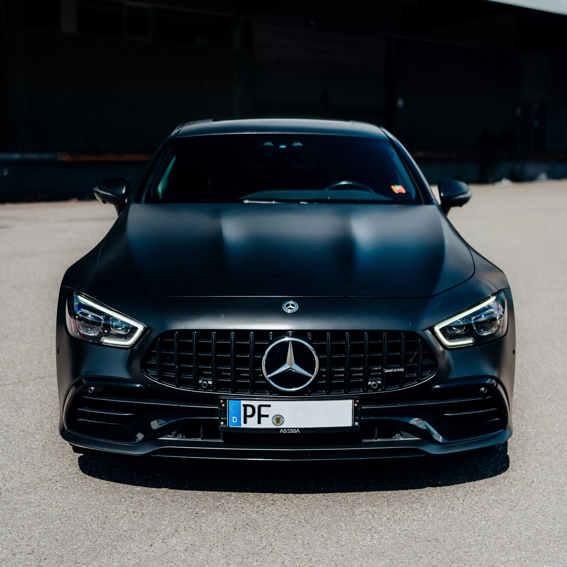 Mercedes AMG GT43 4matic+ in Schwarz Frontansicht mieten.
