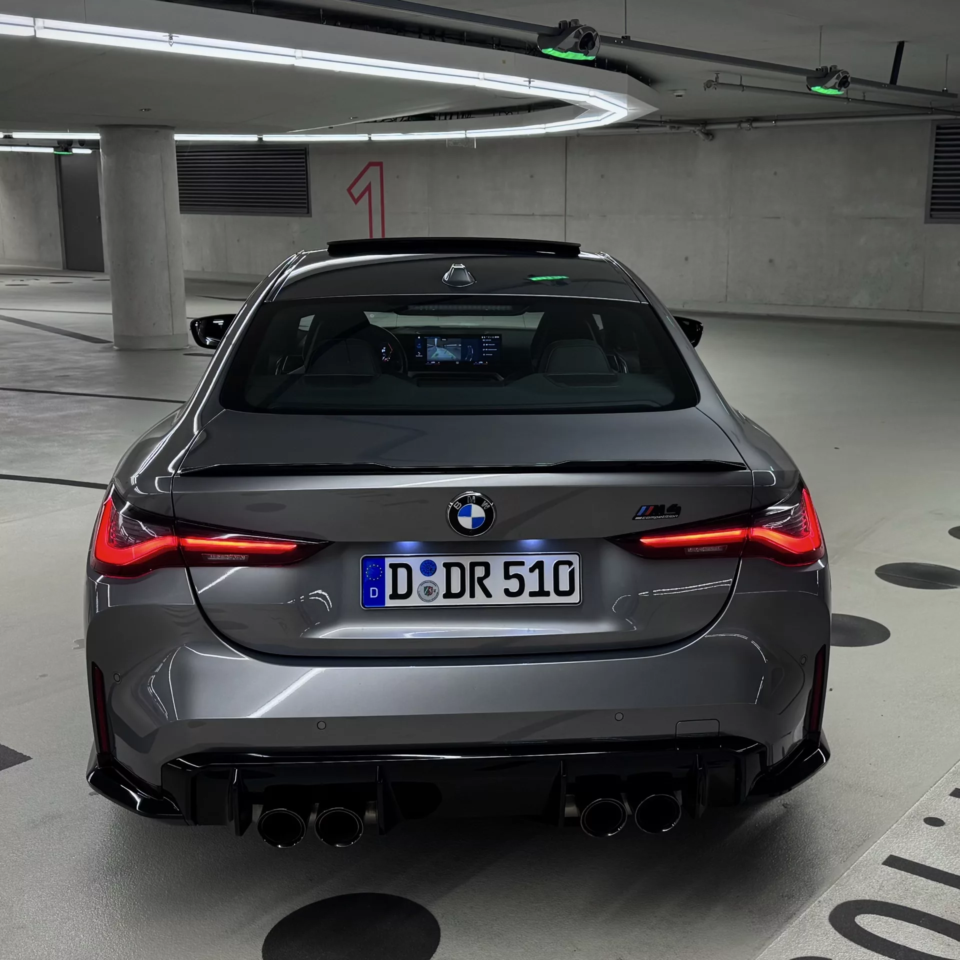 BMW M4 Competition in Grau von hinten mieten