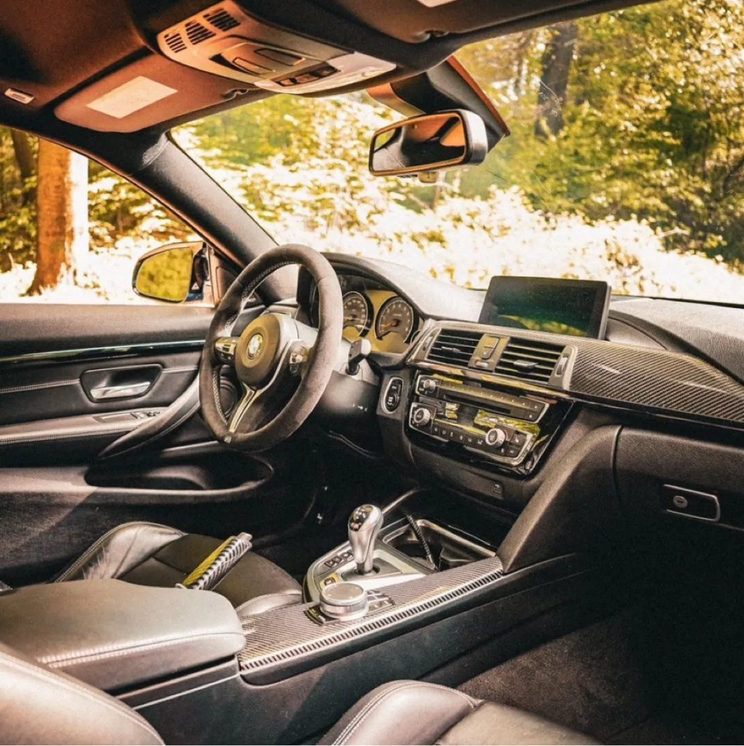 BMW M4 Competition Innenraum mit Lederausstattung mieten.