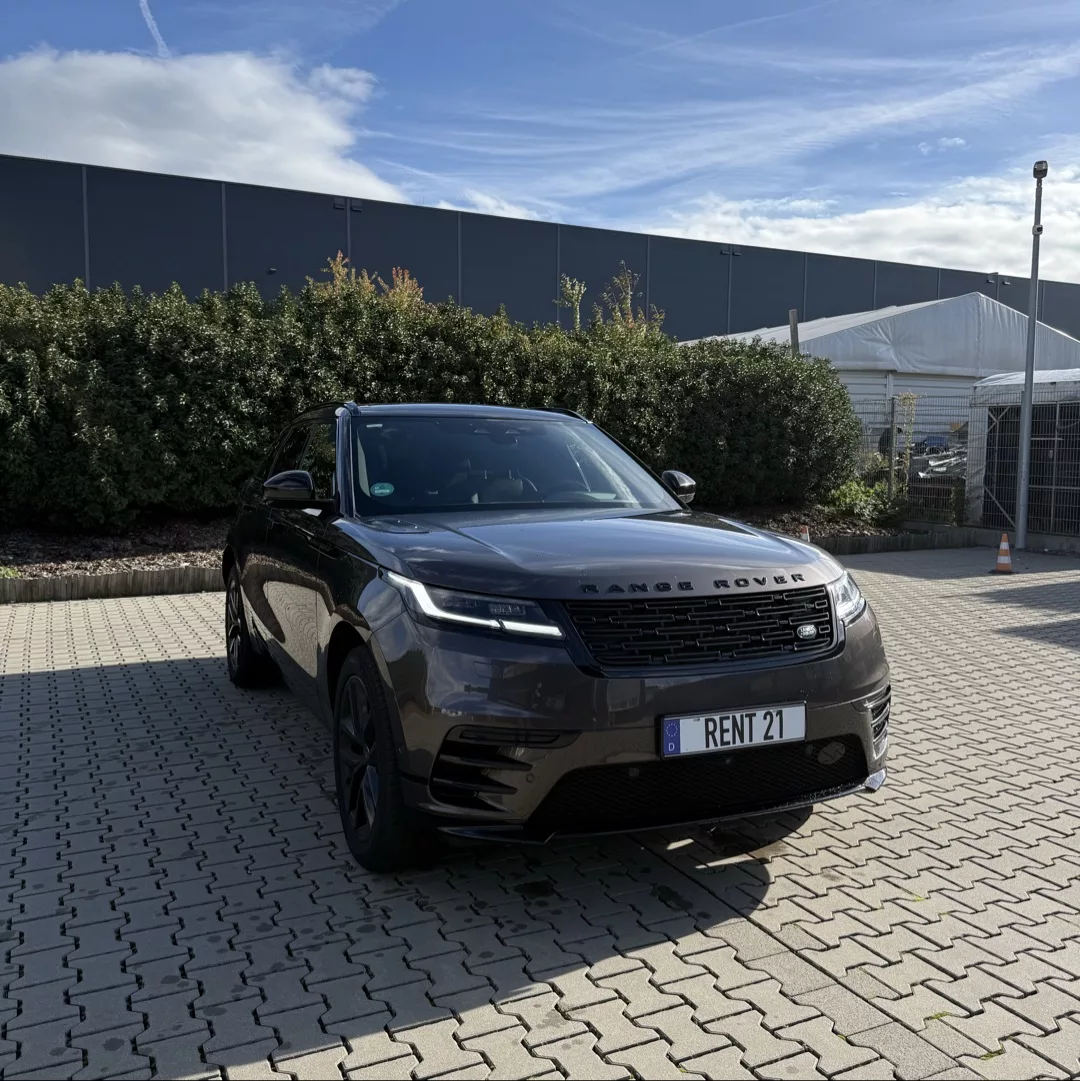 Range Rover Velar in Dunkelgrau, Frontansicht, mieten.