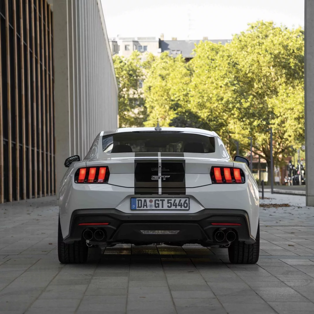 Ford Mustang GT (2024) in Weiß von hinten mieten.