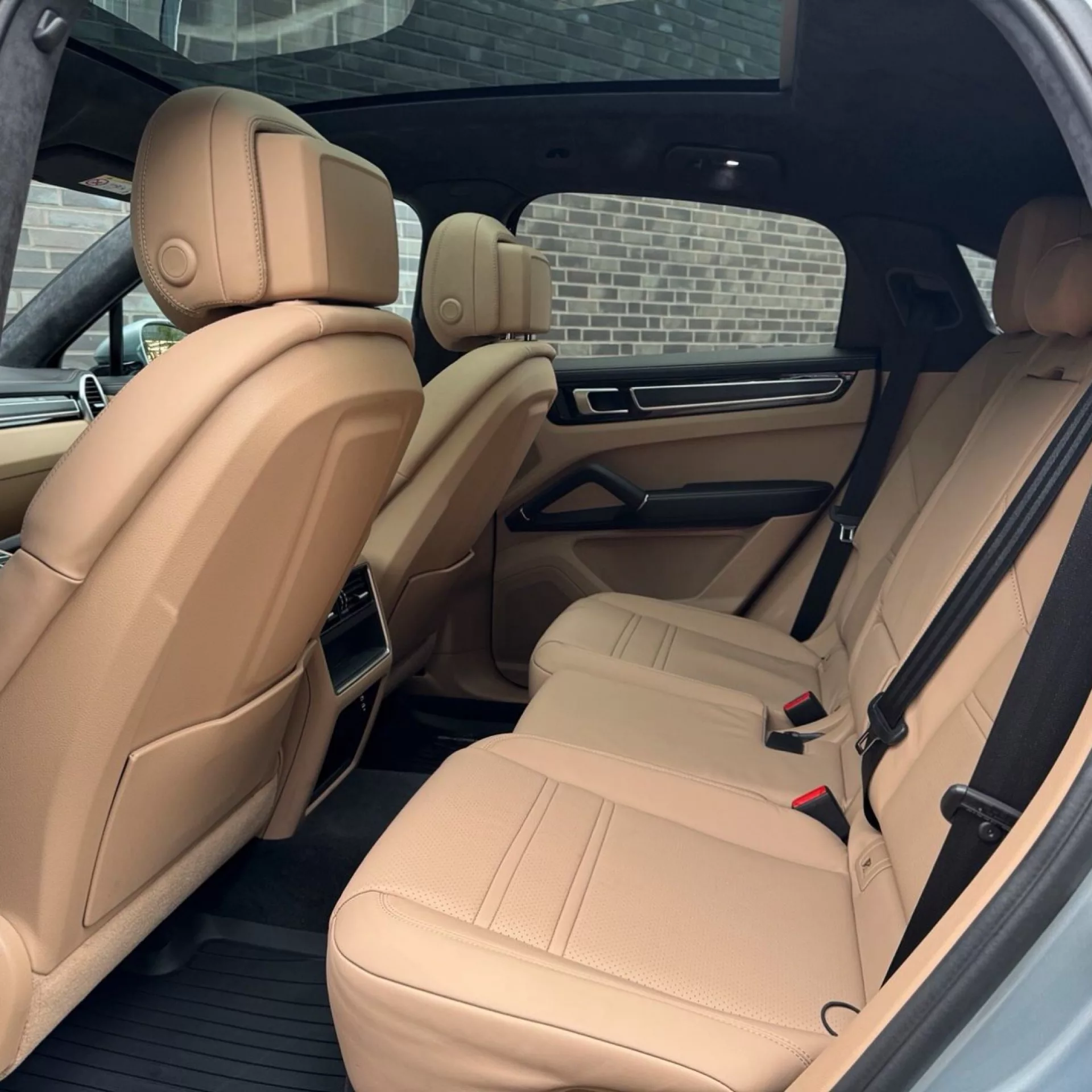 Porsche Cayenne GTS Coupe V8 Biturbo Innenraum Rücksitze in Beige mieten.
