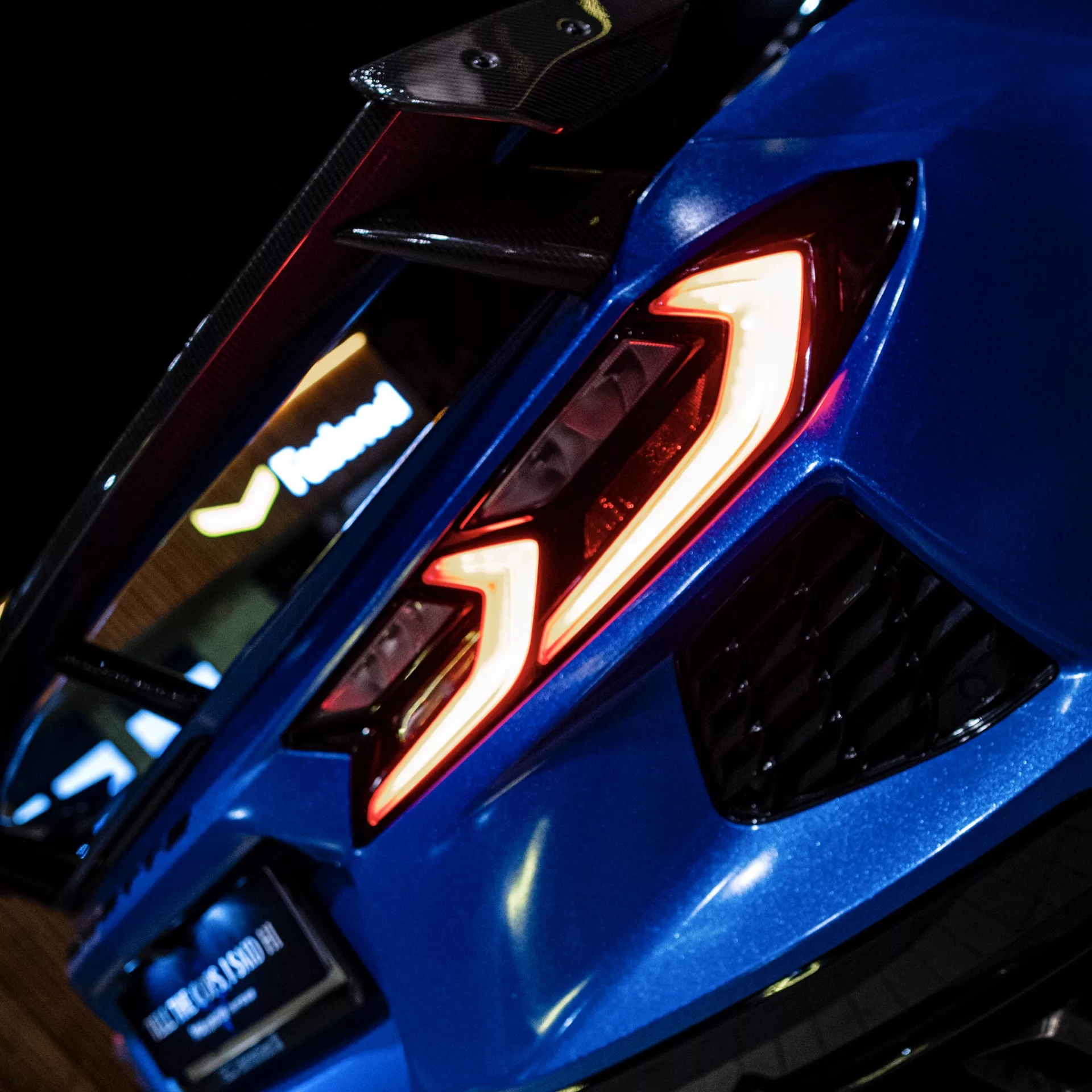 Corvette C8 Z51 DIAMANT in Blau, Heckansicht bei Nacht mieten.