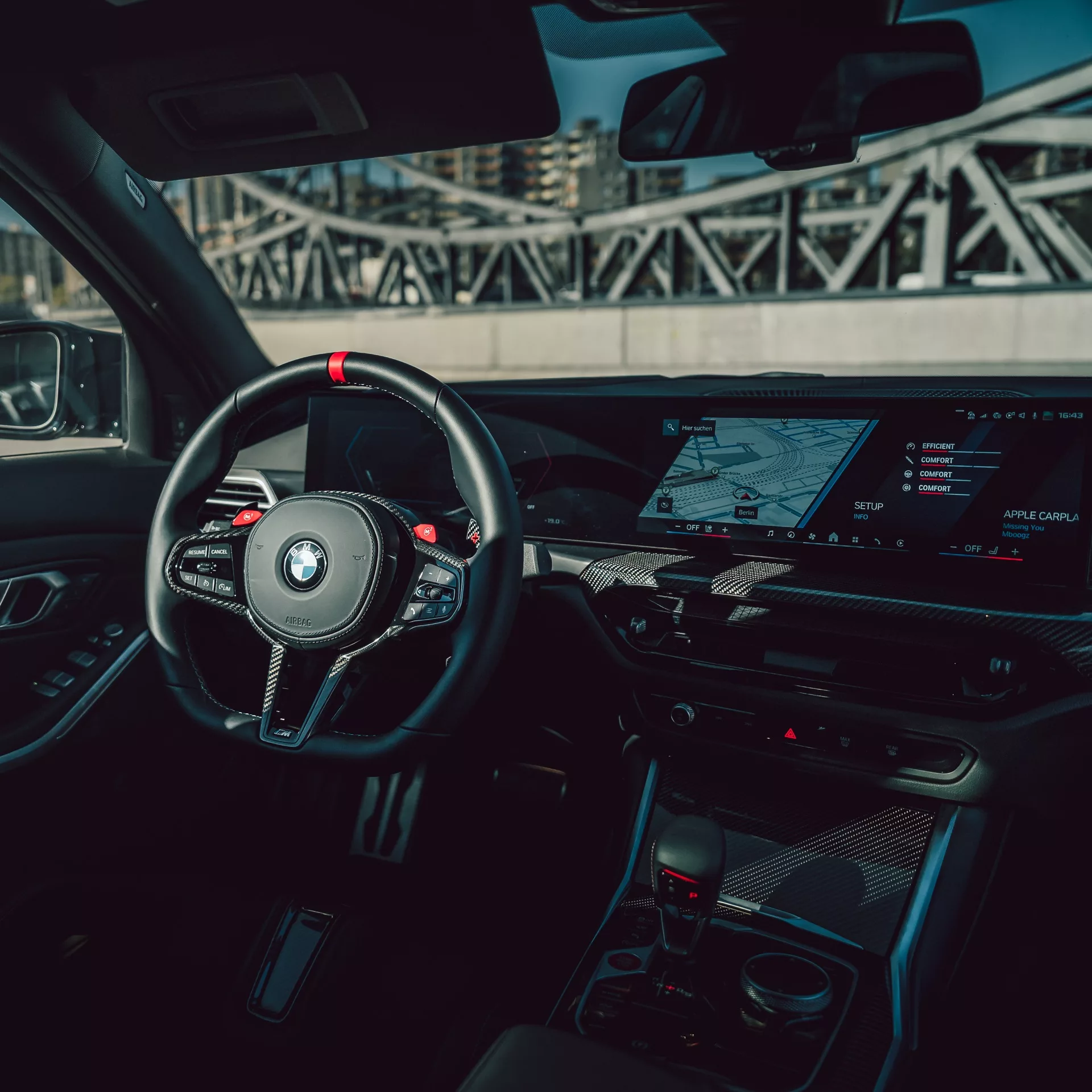 BMW M3 Competition XDrive Innenraum mit modernem Cockpit mieten