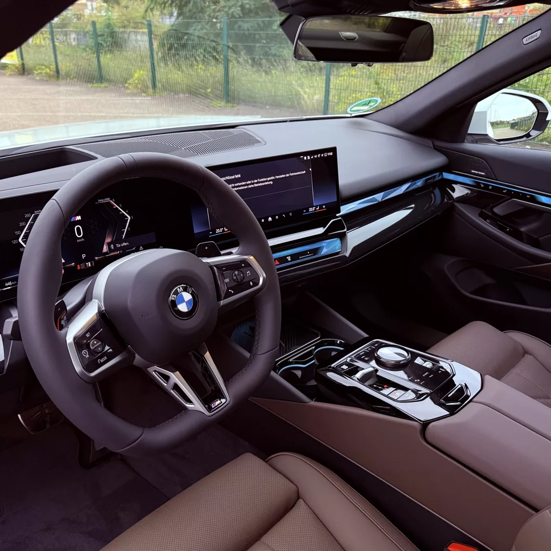 BMW 520d xDrive Limousine Innenraum mit Lederausstattung mieten.