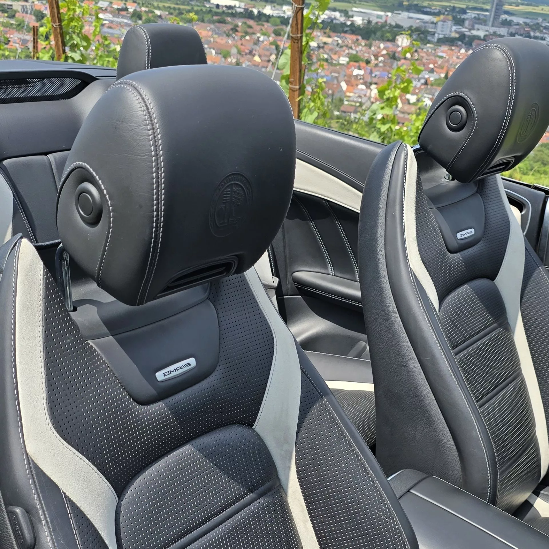 Mercedes-Benz C63s AMG Cabrio Innenraum mit Ledersitzen mieten