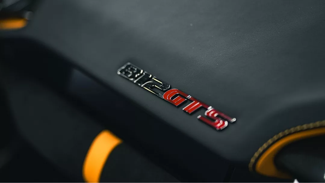 Ferrari 812 GTS Innenraum mit 812 GTS Emblem mieten