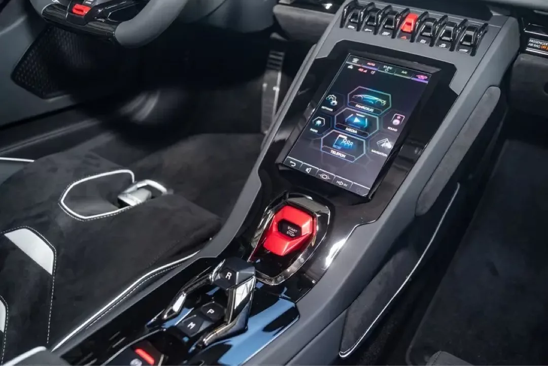 Nahaufnahme des Innenraums eines Lamborghini Huracán EVO mit modernem Touchscreen-Display.