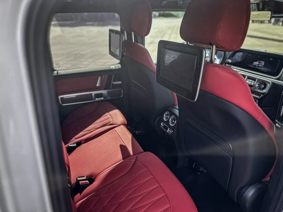 Mercedes-Benz G63 AMG Innenraum mit roten Ledersitzen mieten