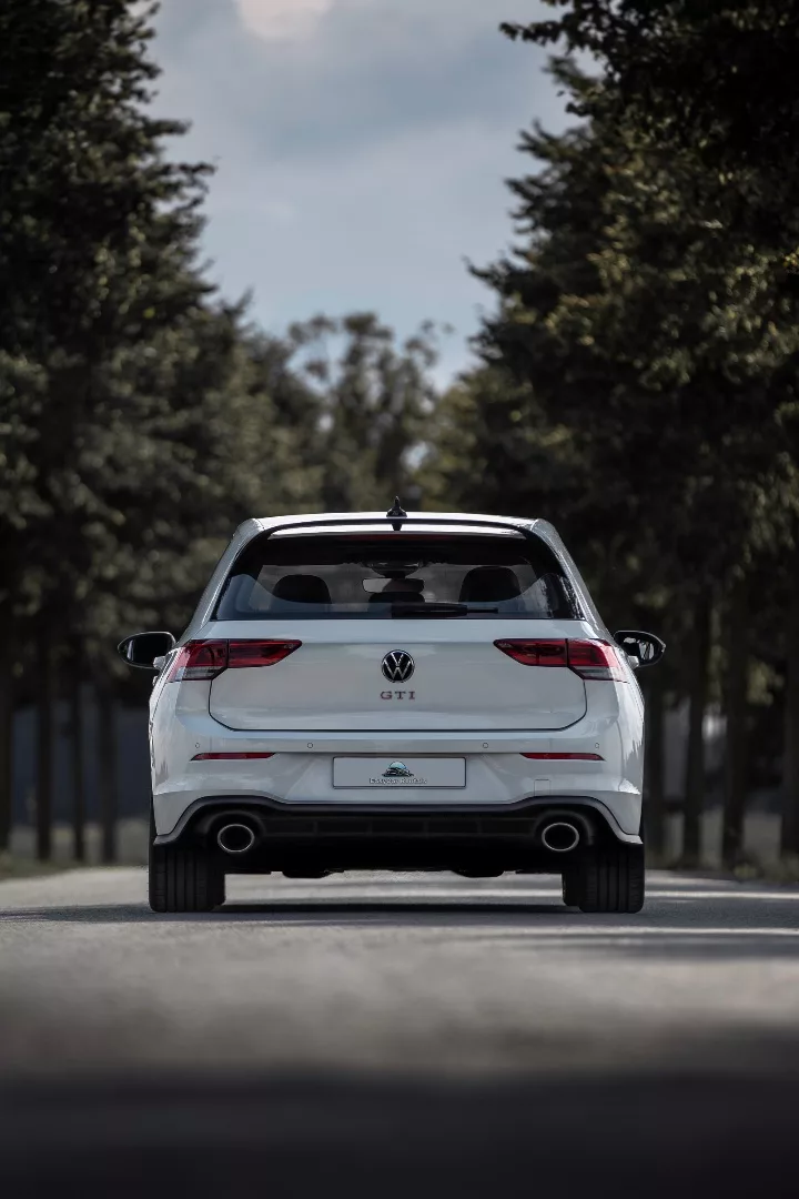 VW Golf 8 GTI Clubsport Heckansicht in Weiß mieten