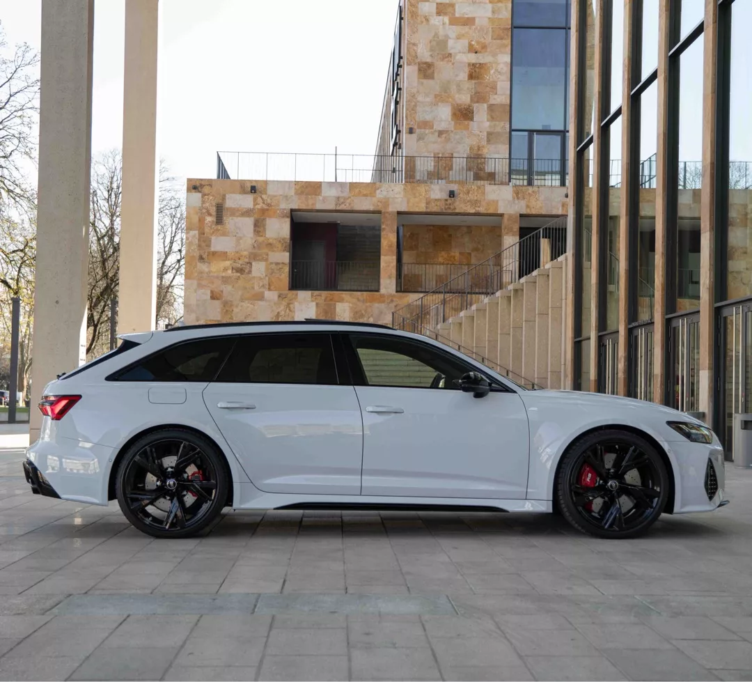 Audi RS6 Performance in Weiß von der Seite mieten
