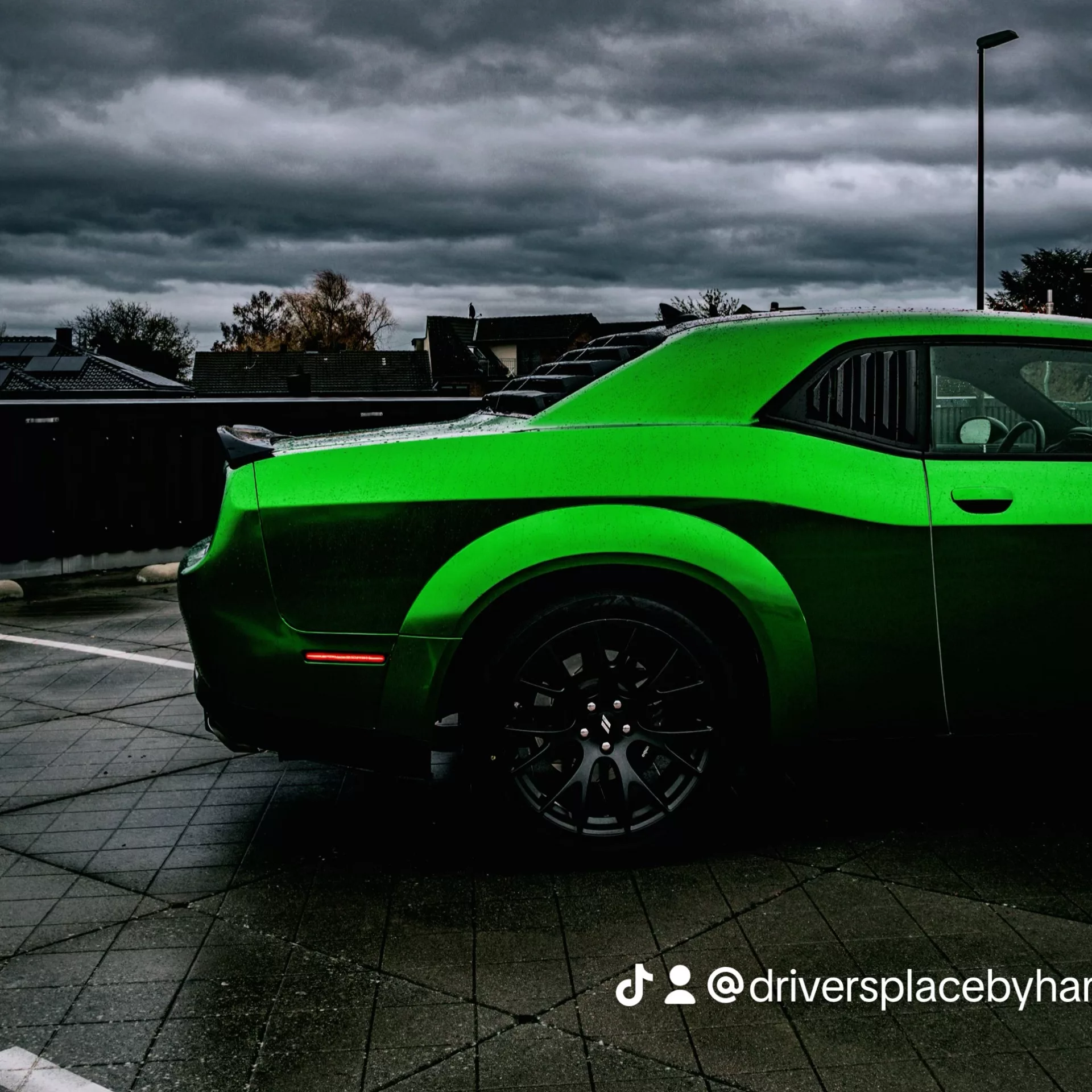 Dodge Challenger SRT Hellcat Kit in Grün von der Seite mieten.