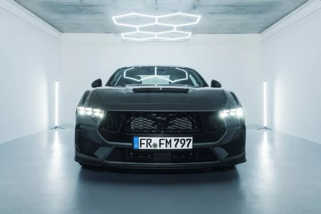 Ford Mustang GT (2024) in Schwarz, Frontalansicht mieten.