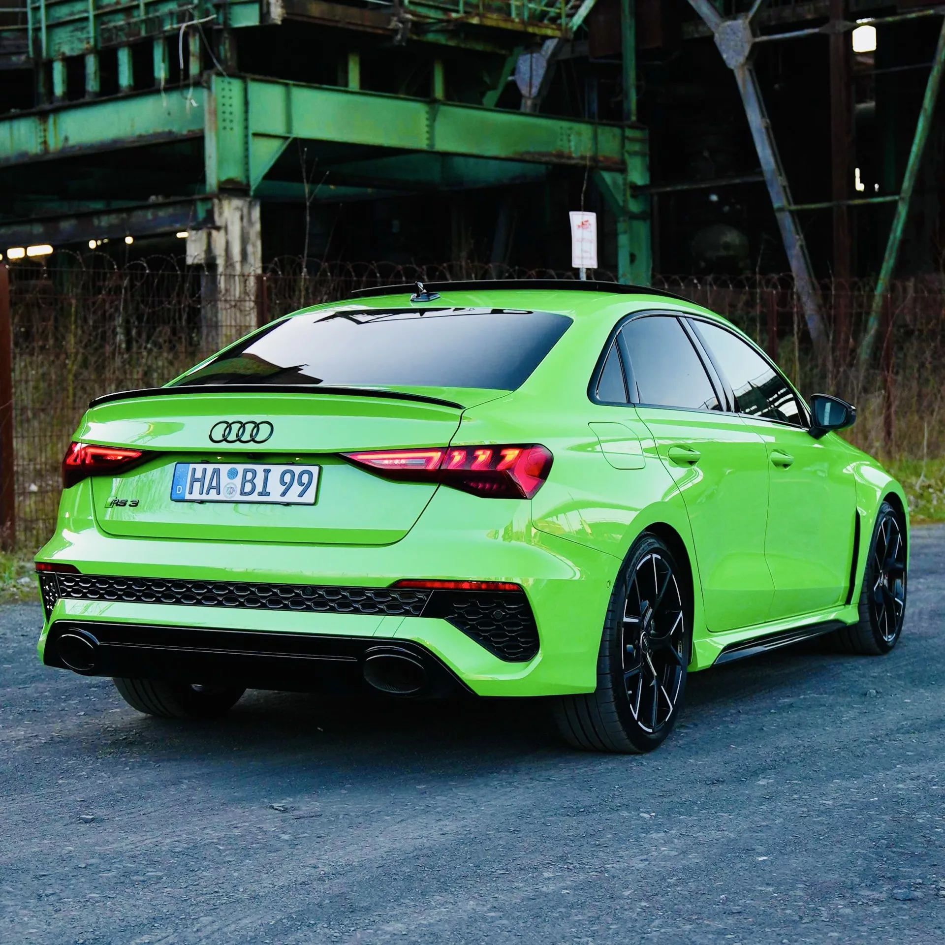 Audi RS3 Quattro in Grün von hinten mieten
