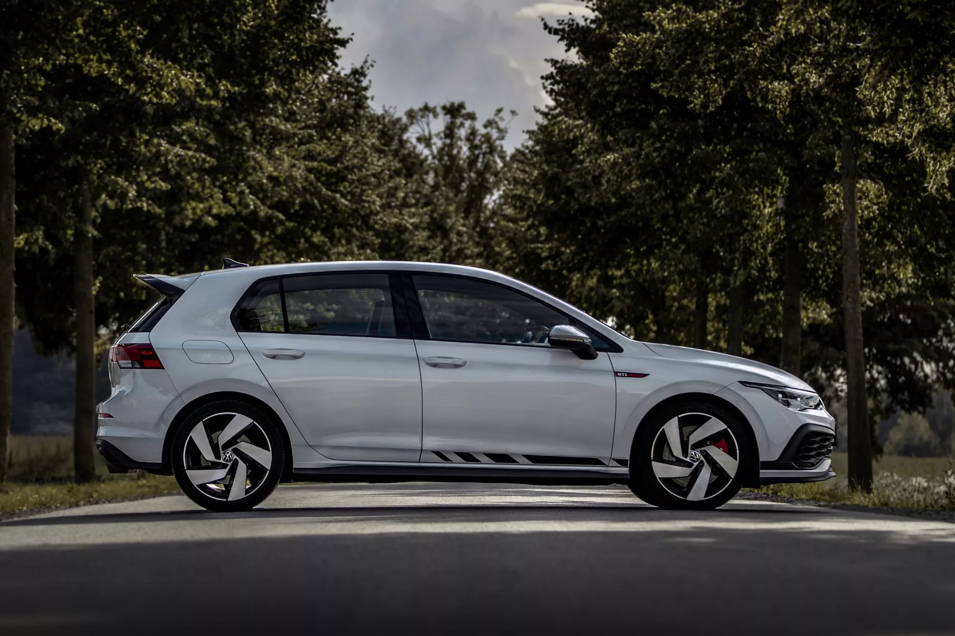 VW Golf 8 GTI Clubsport in Silber von der Seite mieten
