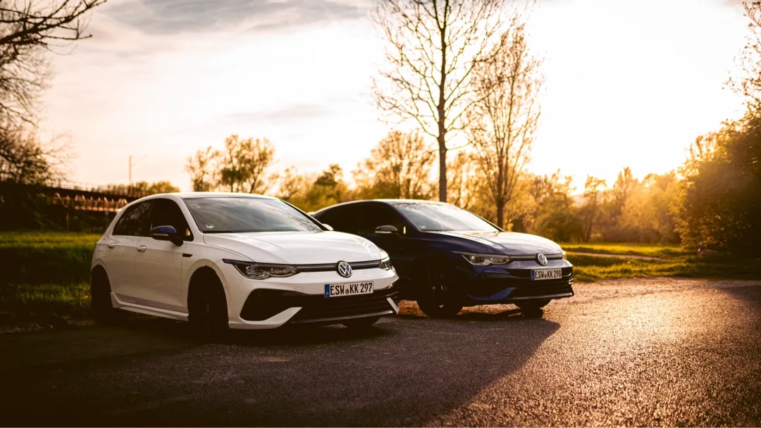 VW Golf 8R in Weiß und Blau bei Sonnenuntergang mieten