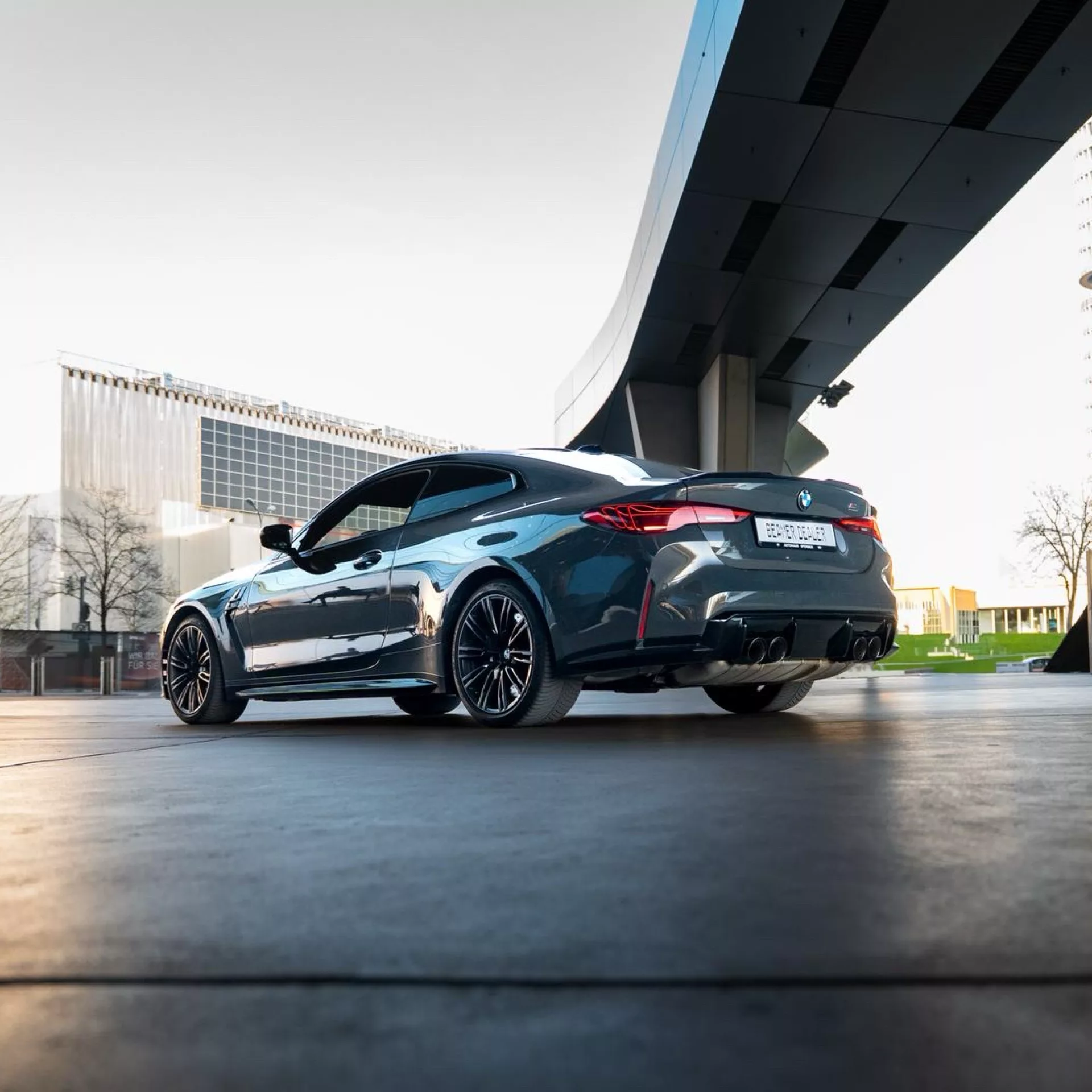 BMW M4 Competition in Grau von hinten mieten
