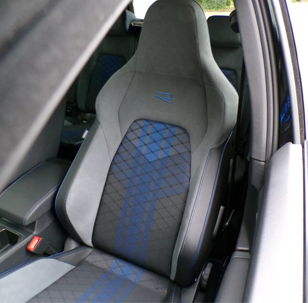 VW Golf 8 R Sportsitz Innenansicht mit blauen Akzenten mieten