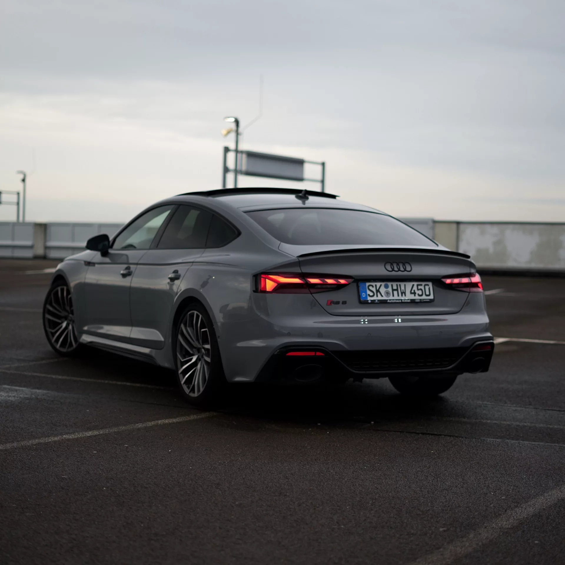 AUDI RS5 B8 Sportback in Grau von hinten mieten