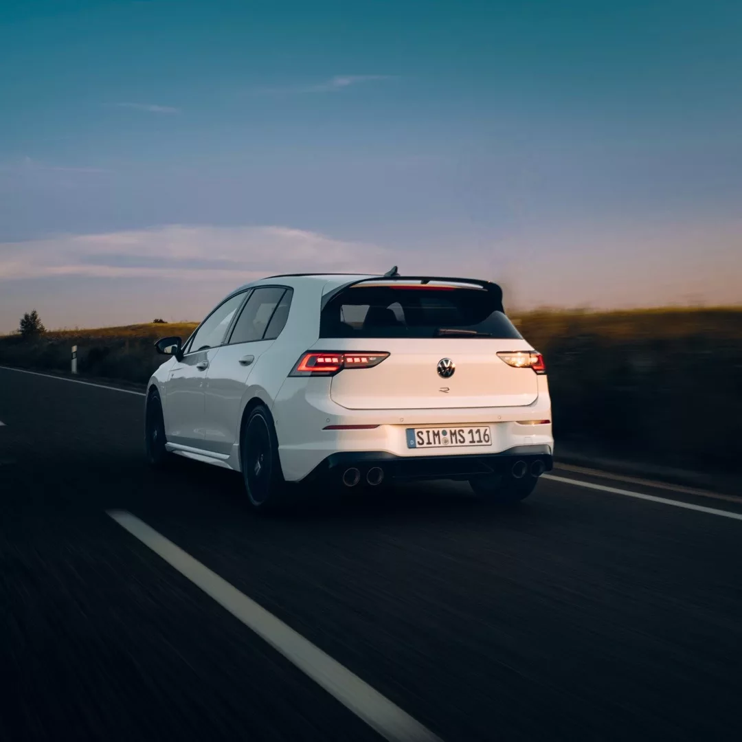 VW Golf 8R Performance in Weiß von hinten mieten