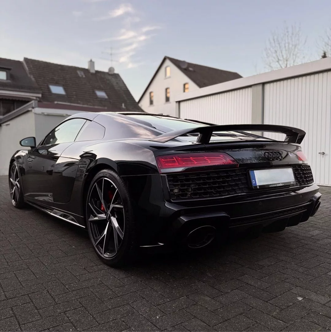 Audi R8 Facelift Quattro in Schwarz von hinten mieten
