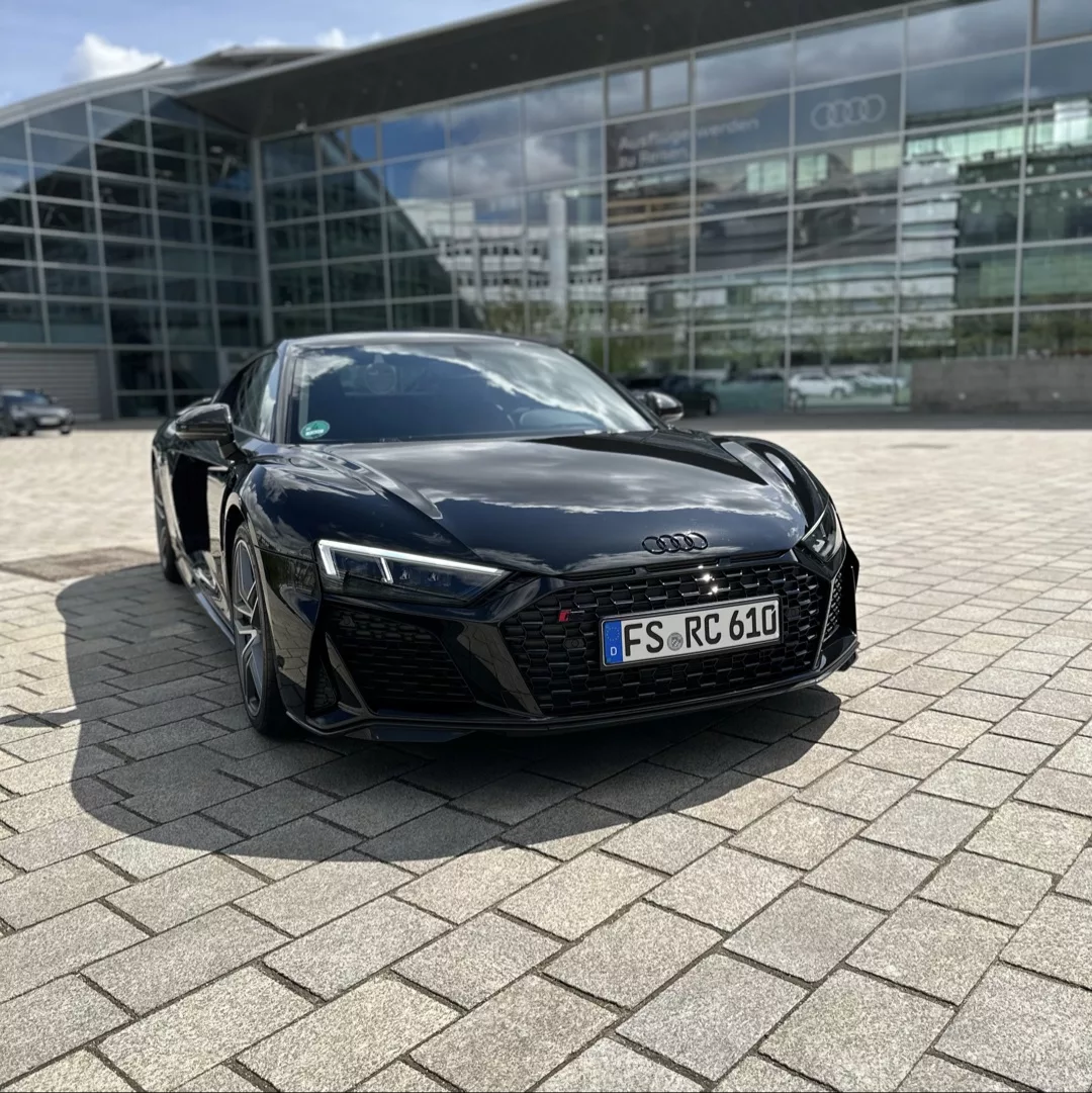Audi R8 Performance Coupe in Schwarz Frontansicht mieten