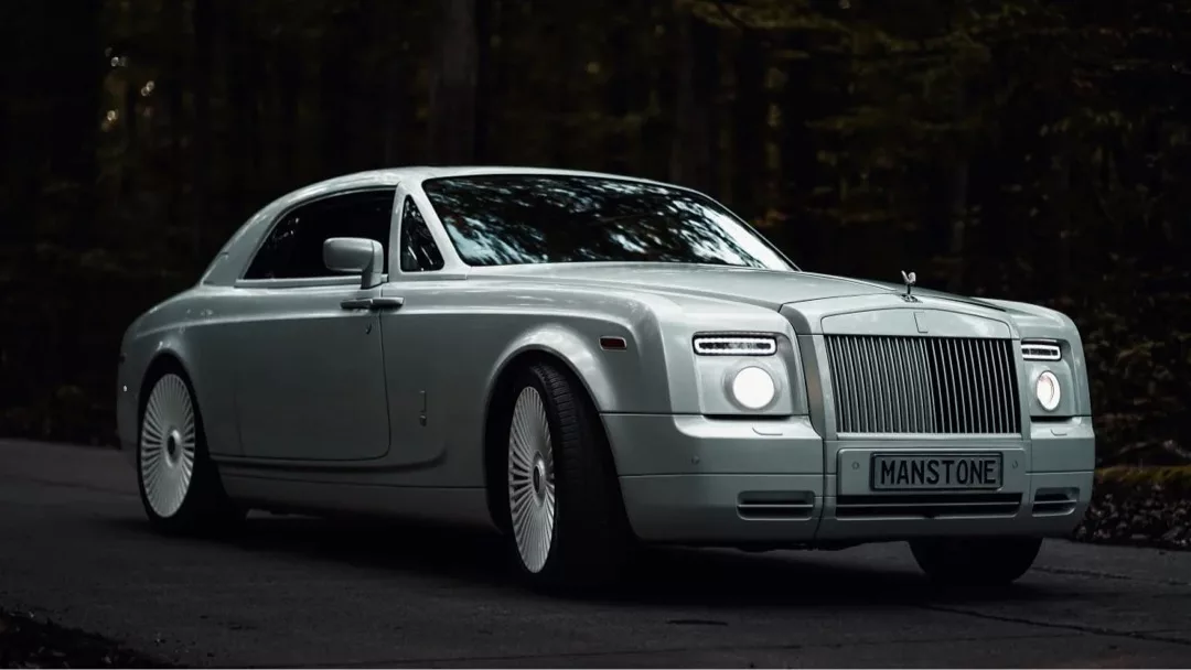 Rolls Royce Phantom Coupé in Silber von vorn mieten