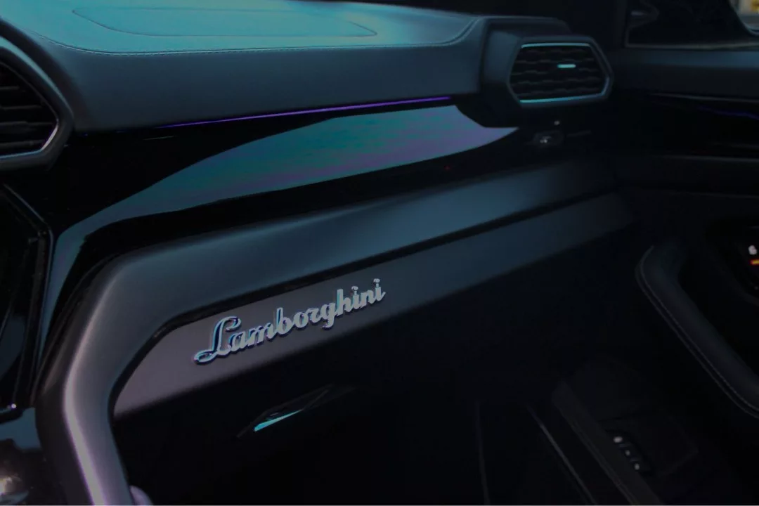 Lamborghini Urus V8 Innenraum mit Logo mieten