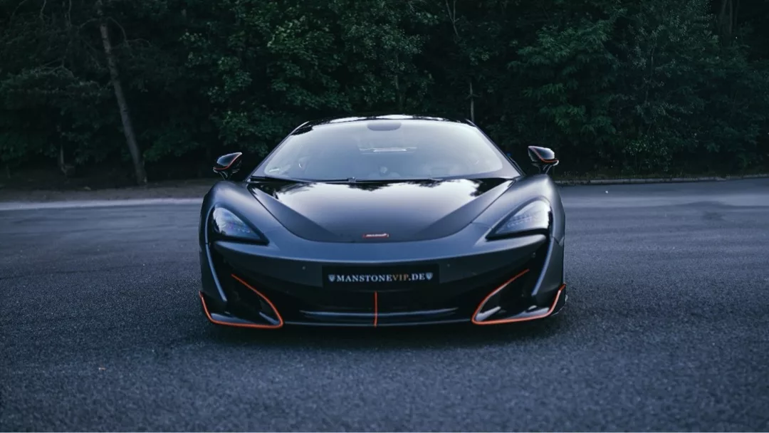 Mclaren 600LT in Berlin, Frontansicht vor Wald mieten.