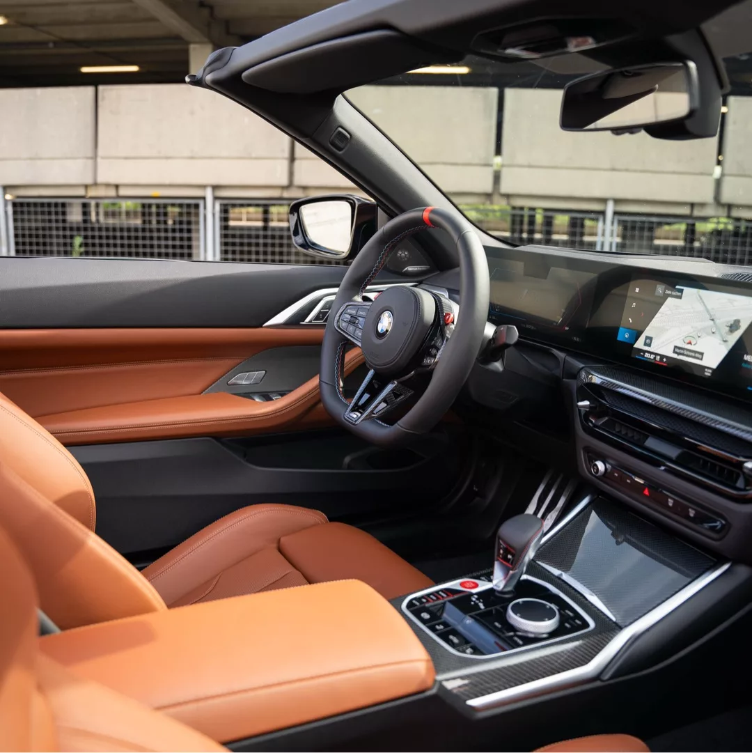 BMW M4 Competition Cabrio LCI Innenraum mit Ledersitzen mieten.