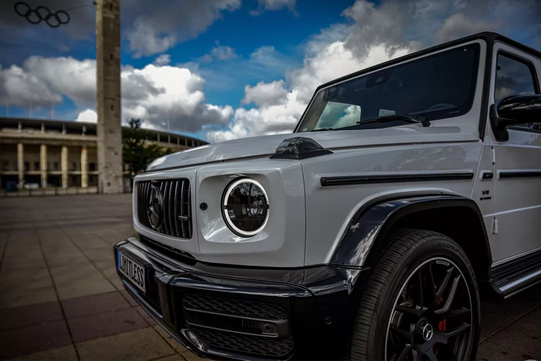 Mercedes-Benz G63 AMG in Weiß, Frontansicht, mieten