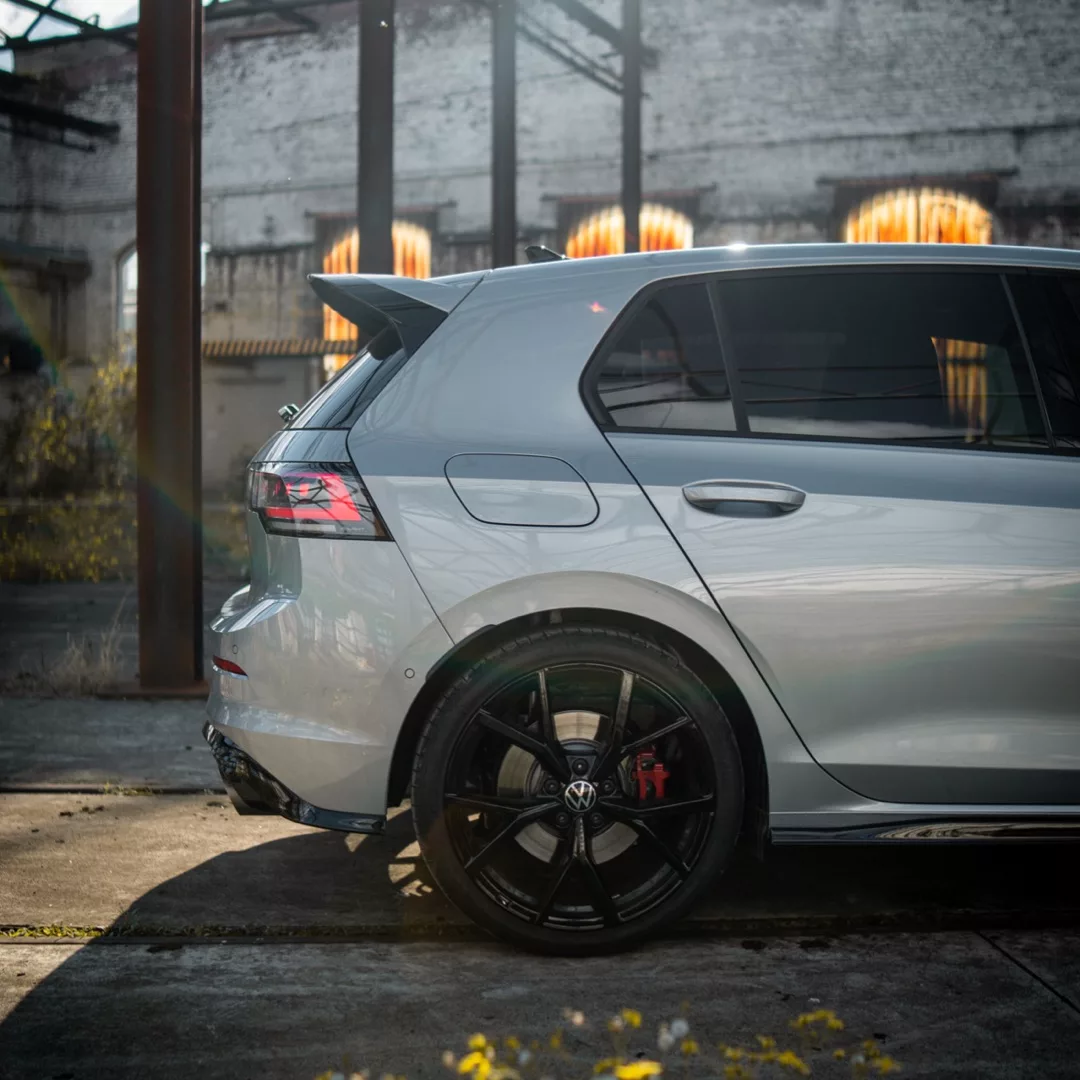 Golf 8 Gti Cs in Silber, Heckansicht, mit schwarzen Felgen mieten.