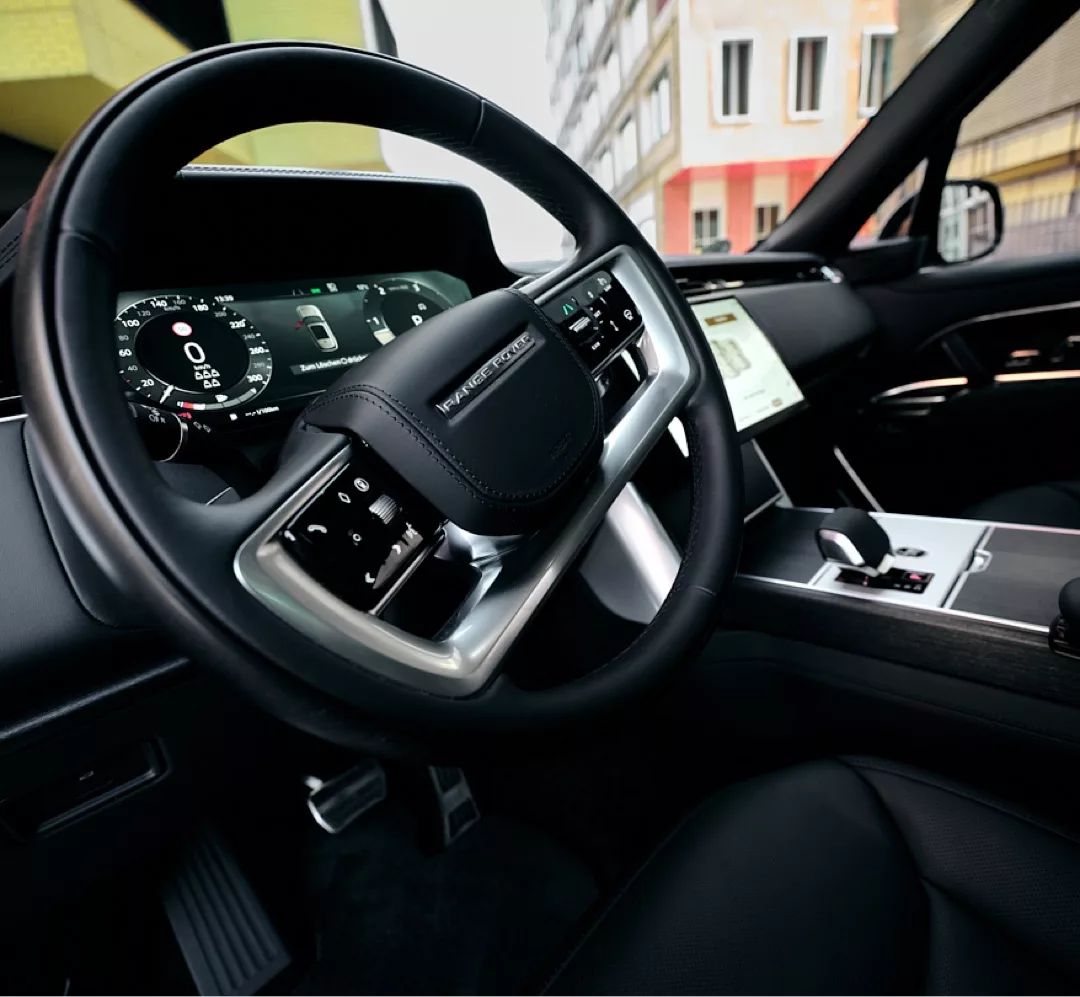 Range Rover Autobiography Cockpit mit Leder und Display mieten