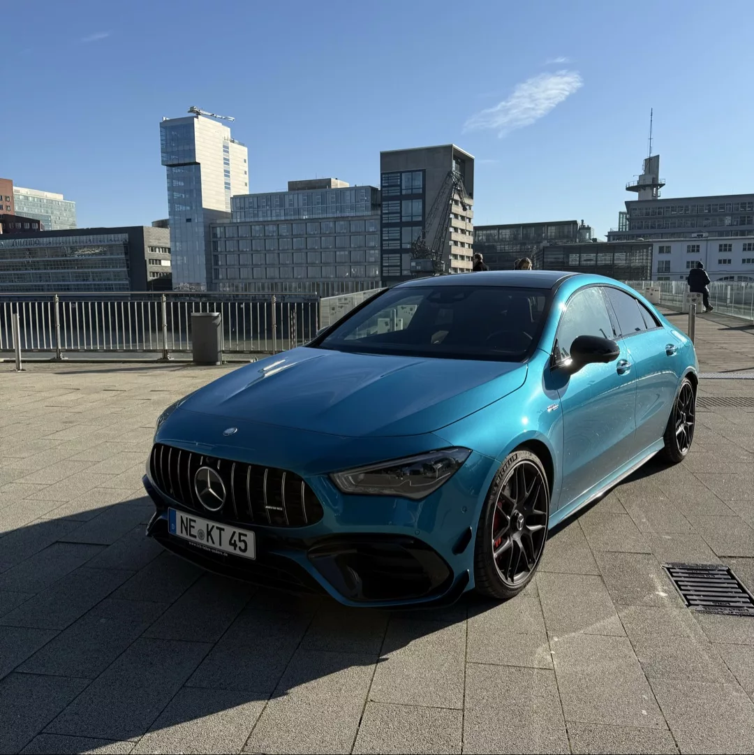 Mercedes Benz CLA 45S AMG in Blau, Frontansicht mieten