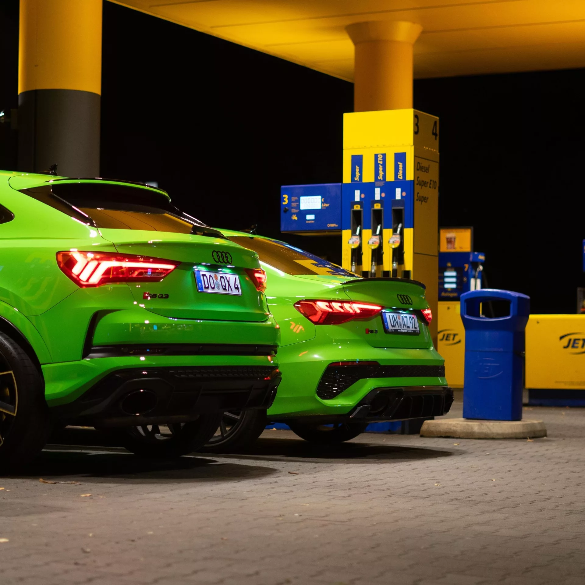 Audi RS3 Performance 8Y in Grün bei Tankstelle mieten.