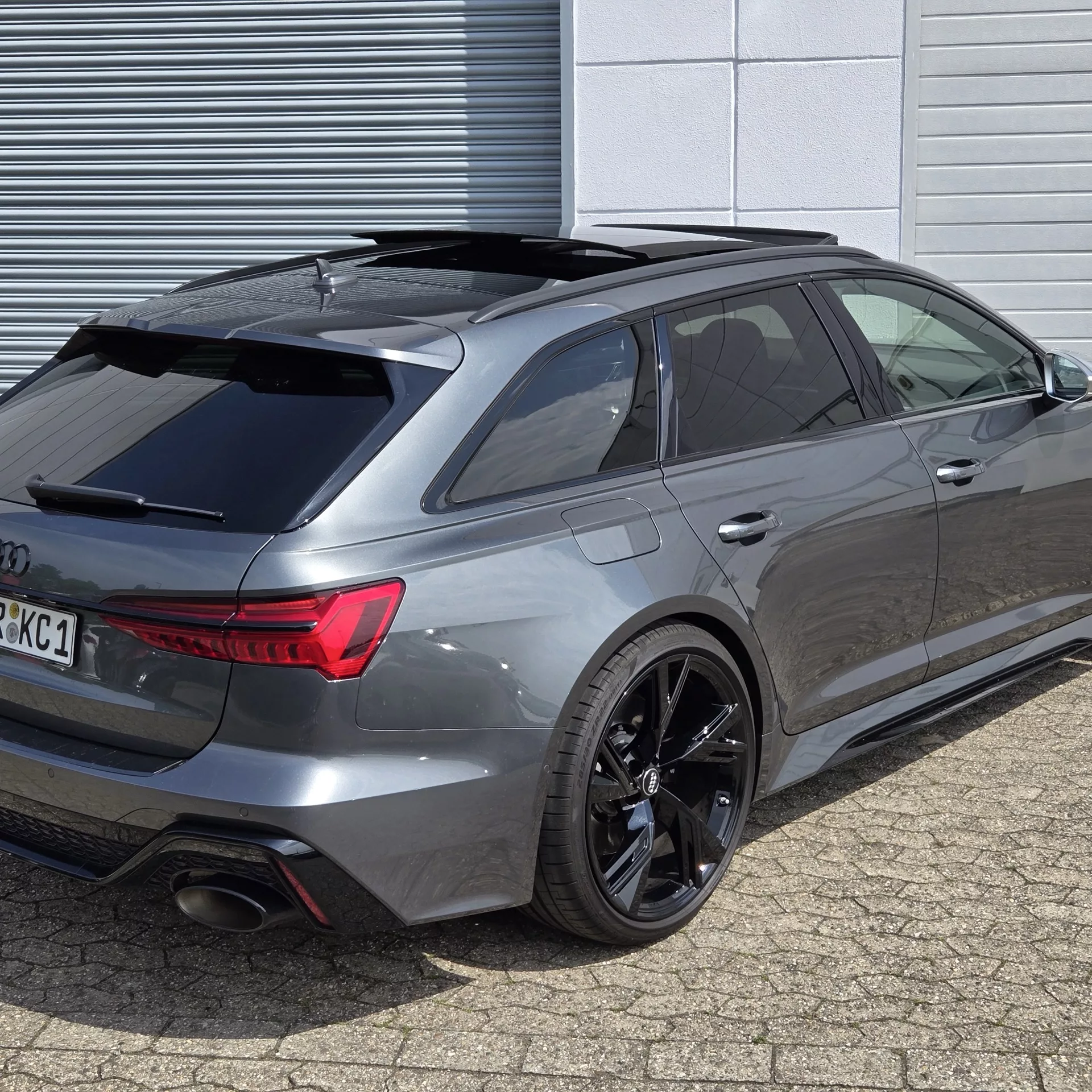 Audi RS6 in Grau von schräg hinten mieten