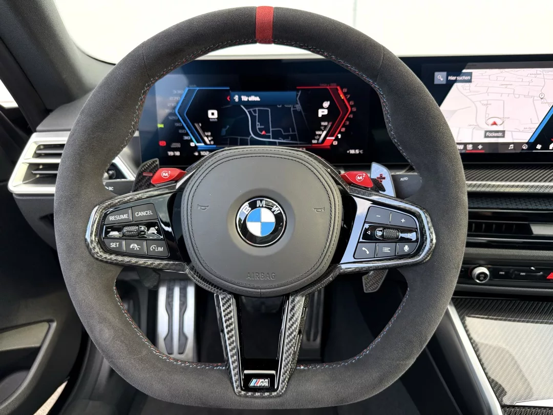 BMW M2 Coupe 480PS Cockpit mit Lenkrad und Displays mieten.